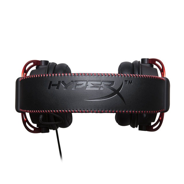 cuffie gaming hyperx cloud alpha vise dall'alto conu n banda nera e cuciture rosse e la scritta del logo.