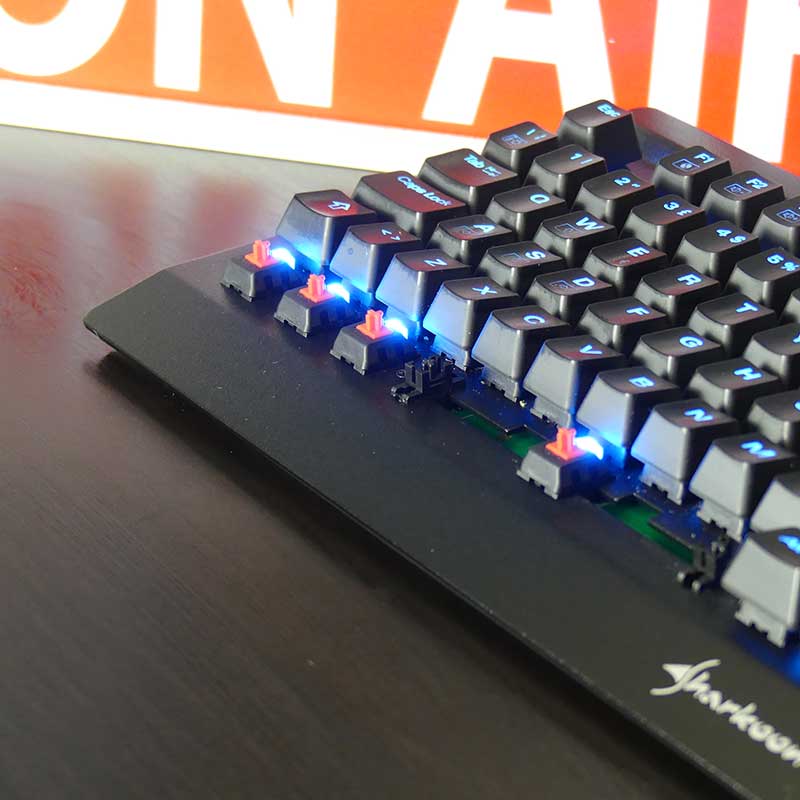 1° Contest Giveaway - Vinci una tastiera meccanica Sharkoon SGK3 4 sharkoon skiller sgk3 tasti meccanici illuminazione