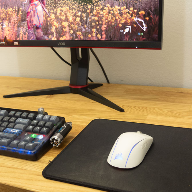 Corsair M75 Wireless: Recensione 17 Corsair M75 wireless in una postazione gaming